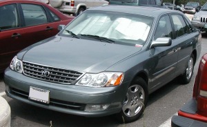 Second generation (2000-2004) Avalon. Someone had to battle the all-new Impala. (image: IFCAR/Wikimedia)