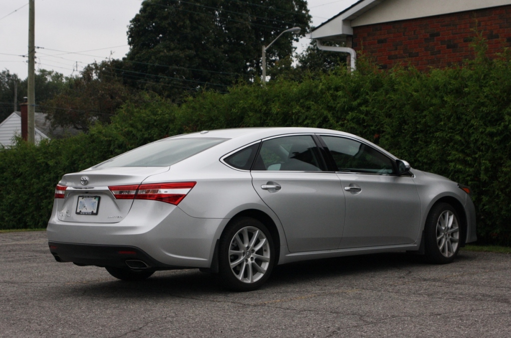 2014 Toyota Avalon: more style, less dust.